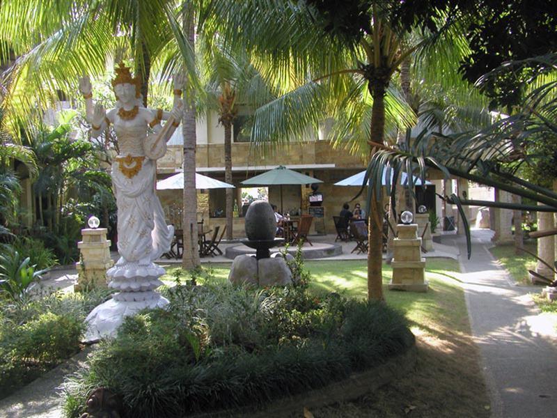 Oyo 2334 Melka Excelsior Hotel Singaraja エクステリア 写真